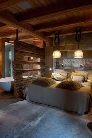 Chambre Et Salle De Bain Avec Mur En Vieux Madriers Chalets La Rosiere Chalets Bayrou Deco Chambre Chalet Maison Ossature Bois Maison Bois
