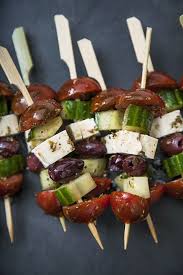 Brochettes De Salade Grecque Coupdepouce Com Food Appetizers Healthy Recipes