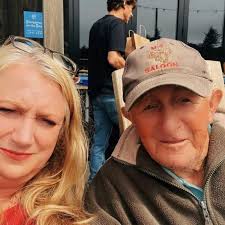 What are good breakfast, lunch or dinner spots and fun activities to do in  Lincoln City, OR?