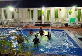 Perlu ada tempahan kalau nak pergi hujung minggu ni 22 dan 23hb april.terima kasih. Viral Di Facebook Chalet Kolam Renang Melaka Ni Antara Yang Baru Dan Termurah Di Pengkalan Balak Port Cuti