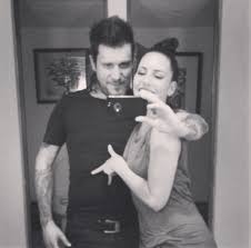 Un misterioso y barbudo nuevo amigo para michelle. El Es El Actual Novio De Stephanie Salas Y Se Lleva Muy Bien Con Michelle Salas La Hija De Luis Miguel Famosos Univision