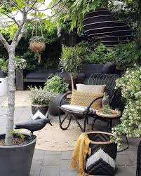 tuin met heel veel groene plantjes en een zitje waar lekker tot rust kan komen foto geplaatst door tuiniertje op we garden organization outdoor decor outdoor