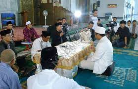 Ya dia (aurel) senang karena itu memang tempat yang dia pengin, sekarang kami lagi. Haruskah Pelaksanaan Akad Nikah Di Masjid Bincang Syariah