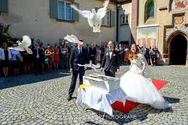 Hochzeitsreportage In Munchen Brautpaar Fotos Hochzeitsfotografie Hochzeitstorte Anschneiden