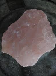De kleur roze vertegenwoordigt vooral fijngevoeligheid en sentimentaliteit. Robuuste Roze Rozenkwarts Steen Mineralen Ruw 700 Gram Ruwe Mineralen Gepolijste Edelstenen Aan De Punt