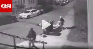 كاميرا مراقبة ترصد محاولة اغتصاب فتاة بأحد شوارع أمريكا - CNN Arabic