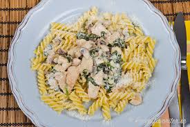 Rör om den strimlade kycklingen i såsen. Pasta Med Kyckling Spenat Och Gradde