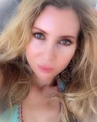 Corinne Valerie Abbott (@vibrantglowlife) • Instagram photos and videos