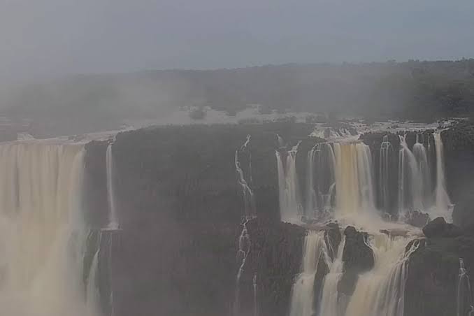Passarelas da Garganta do Diabo serão removidas temporariamente no lado argentino das Cataratas do Iguaçu por alerta de cheias associadas ao El Niño