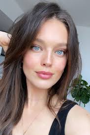 Beim hellhäutigen frühlingstyp kommen die braunen augen selten vor. Emily Didonato Und Ihre 10 Tipps Fur Eine Strahlende Haut Ohne Make Up Braune Haare Blaue Augen Blaue Augen Braune Haare Kurze Braune Haare