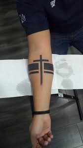 Best 25 Cross Armband Tattoo Design Fur Manner Armband Cross Design Manner Tattoo Armband Tattoo Tattoos Arm Mann Unterarm Tattoo