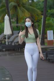 MO_0461这模特好浪啊。故意摆出后入的姿势。紧身裤把骆驼趾暴露出来了。让她多在人前走走才行。