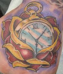 You will find various watch pocket tattoo ideas, like a vintage sundial, stopwatch, old pocket watch, pocket watch with rose, etc. Beste Hand Tattoos Tattoo Bewertung De Lass Deine Tattoos Bewerten