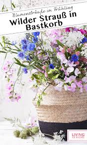 Fruhlingsstrauss Aus Duftwicke Kornblume Und Kugelamarant Fruhlingsstrauss Duftwicke Kornblume