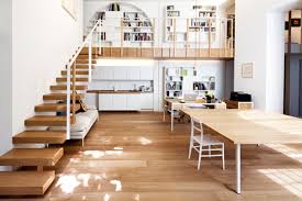 Denah rumah sederhana berbahan dinding dan lantai dari kayu ini menunjukkan adanya 4 kamar, 1 kamar utama dengan kamar mandi dalam. 7 Balkon Dalam Rumah Ala Mezzanine Cakep Dan Minimalis