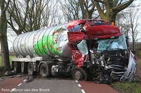 Ongeluk in odiliapeel22 november 2019. Transport Online Vrachtwagen Rijdt Tegen Boom In Odiliapeel Foto