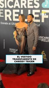 La actriz y modelo Chrissy Teigen despertó las críticas por su peculiar  vestido que mostraba mucho más de lo que se esperaría para la alfombra roja  de los Grammys.