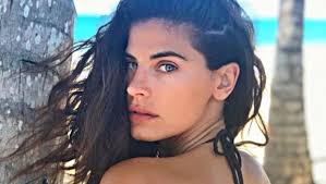 Έπειτα, θα πρέπει να συμφωνήσουμε όλες πως η χριστίνα μπόμπα είναι ένα κορίτσι με τέλεια φυσικά μαλλιά, που δείχνουν πάντα υγιή και λαμπερά! Oi Fwtografies Ths Xristinas Mpompa Me Magio Eferan Nwritera Ton Kayswna Pics To10 Gr