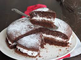 La Torta Moretta Senza Bilancia E Un Dolce Al Cioccolato Facilissimo Farcito Con Panna E Nutella E Preparato Con Una Base Al Cacao So Ricette Dolci Dolci Torte