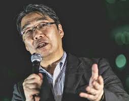 以下は れいわ新選組の選挙集会 新宿駅前 における 元文部科学省のトップ 事務次官 前川喜平さんの街頭演説です モリカケ問題 例で取りましょう 逃げ回ってます 本当ならばね 参議院でも 衆議院でも 特別委員会を作って そこに誰でも証人喚問して 加計