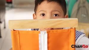 Una imagen dice más que mil palabras. Estas fotos capturan la  transformación educativa en Ecuador: niños disfrutando de un nuevo enfoque  educativo, recursos pedagógicos innovadores y espacios revitalizados. Todo  esto es posible