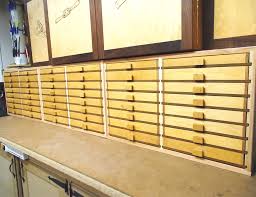 Sélectionnés pour la qualité de leur bois et leurs styles variés, nos meubles de bar s'adapteront à votre intérieur. Fabriquer Un Meuble De Rangement Pour Outils De 48 Tiroirs Lee Valley Tools