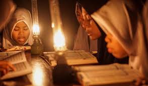 Pada malam qadar, para malaikat turun ke bumi guna mengurus berbagai urusan. Apakah Setiap Malam Ke 27 Ramadan Adalah Lailatul Qadar Ramadan Tempo Co