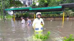Waspada potensi tsunami 20 meter, hari ini minggu 27 september 2020, bmkg, dki jakarta waspada hujan badan meteorologi, klimatologi. Banjir Jakarta Pln Padamkan Aliran Listrik Di Wilayah Ini Metro Tempo Co