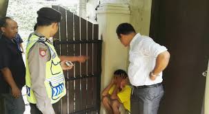 Ngintip pria mandi desempax murah beredar. Kuli Bangunan Kepergok Ngintip Bule Sedang Asyik Berenang Okezone Megapolitan