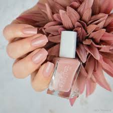 Princess charming is a gel couture formula with a wide brush and excellent coverage. Essie Princess Charming Lacktraviata Nagellack Liebe