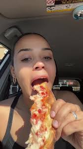 DO YOU EAT PIZZA CRUST? #pizza #pizzamukbang