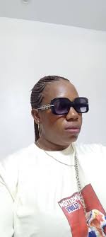 Wrong posture while holding the baby can cause back problems in the long  run. Make sure your posture is correct and you're not leaning backwards. 📸  kimperryco