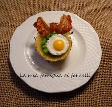 In una ciotola capiente, sbattete le uova e poi aggiungete tutti gli altri. Cestini Di Patate Con Asparagi Uova Di Quaglia E Pancetta Croccante La Mia Famiglia Ai Fornelli