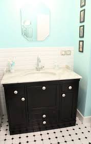 Pour choisir la peinture salle de bain et rafraichir murs, plafond, carrelage, découvrez nos conseils et idées pour repeindre votre salle de bain facilement. Diy Peindre Un Meuble En Bois Relooker Un Meuble C Est Facile