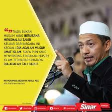 Nik mohamad abduh so'nggi umumiy saylovlarda mag'lubiyatga uchraganidan keyin g'alaba qozonganidan so'ng, bachok deputatlik o'rnini egallaydi barisan nasional, avang adek xussin va. Hanya Munafik Setuju Zakir Naik Dihalau Nik Abduh