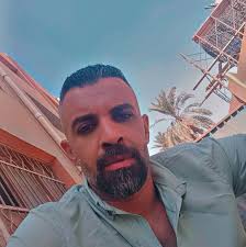 قاعد في محطة الرمل لقيت الفنان اللي بحبه معدي قولتلو تعالا افن نشرب قهوة  ونتصورا حبيبي الاستاذ محي اسماعيل