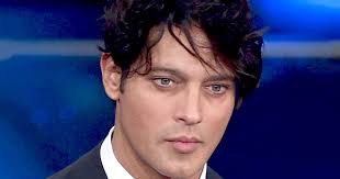 Durante il programma la vita in diretta, rilascia una bellissima intervista al conduttore, dove racconta della sua vita privata e della sua carriera. Gabriel Garko Sorpreso Con La Nuova Fidanzata Oppure E Solo Un Amica