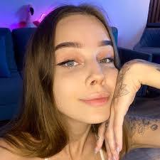 Julia Sobczak's Instagram, Twitter & Facebook