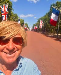 Back in London for a week and walking in the heat along The Mall by  Buckingham Palace which is all ready for the Macron State Visit. Vive  l'Entente Cordiale....🇫🇷🇬🇧