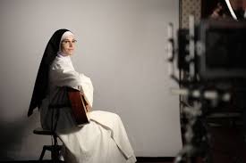 Known as the the singing nun, in french she was known as soeur sourire or sister smile. she entered the fichermont dominican convent in waterloo, belgium in 1959 and took the name soeur luc gabrielle. she had her great international hit dominique in 1963, which she wrote in honor the. Soeur Sourire Dvd Oder Blu Ray Leihen Videobuster De