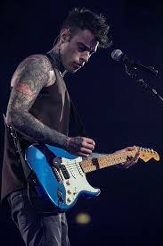 Storia della vita di fedez, rapper e produttore discografico italiano. Fedez Rapper Cantanti Uomini Bellissimi