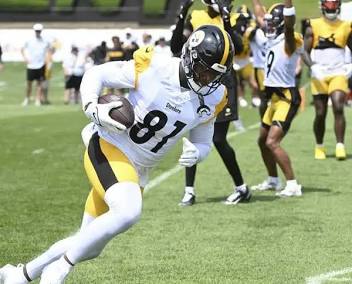 The physical traits and yards-after-catch capability of Jonnu Smith make him a prime bargain target for the front office., do AI tạo