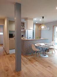 柱を残すということ ブルーグレーキッチン リビング 柱 リビング 内装