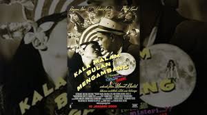 A reporter, saleh, finds himself stuck in a kampong after his tyre of his mg was punctured by a strange keris, (with the bones of a hand attached). Kala Malam Bulan Mengambang 2008 Youtube