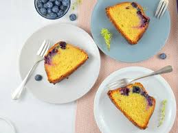 Der thymian unterstreicht das zitronige aroma wunderbar und steuert selbst noch eine leicht würzige note dazu: Buttermilchkuchen Mit Blaubeeren Und Zitronenthymian Laktosefrei Ich Muss Backen