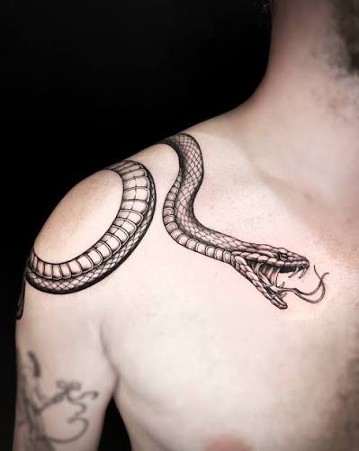 Black and grey realism snake tattoo by Gwarr. Detailed scale texture, smooth gradient shading, and strong placement flow make this shoulder piece feel alive in motion. 🔥 DM to book. #tattoo #bangkoktattoo #