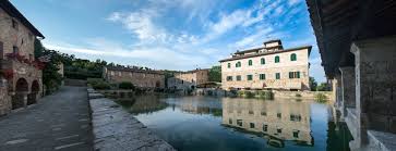 In nessun'altra località in italia troverai una piscina, ubicata nella piazza centrale, piena di acqua termale calda: Bagno Vignoni Heisse Quellen Im Val D Orcia Visit Tuscany