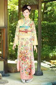 黄色ベースのかわいい古典柄の振袖 伝統的な服 黄色 振袖 振袖