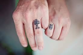 Xăm hình ở ngón tay được cho là vị trí xăm phù hợp với cả nam và nữ cũng như thích hợp cho các mẫu hình xăm mini, là những mẫu hình xăm đẹp nhỏ ở ngón tay với những họa tết mang phong cách đơn giản nhẹ nhàng cho các bạn nữ hình xăm vương miện ở ngón tay cho các cặp đôi. 100 Hinh XÄƒm Cáº·p Ä'oi Ä'áº¹p Cháº¥t Dá»… ThÆ°Æ¡ng Y NghÄ©a Cho Cac Cáº·p Tinh Nhan