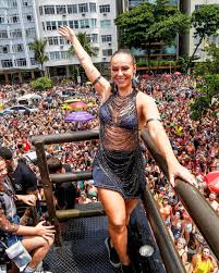 Paolla Oliveira marca presença em trio elétrico de Diogo Nogueira e cai no  samba